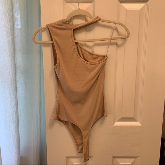 Le Lis Tan Asymmetrical Bodysuit with Cut-Out - Picture 2 of 4